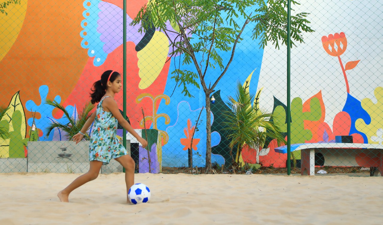 menina brincando com bola